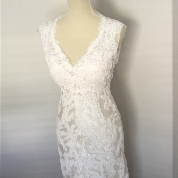 Stunning never worn lace and beaded wedding dress - Picture 6 of 8